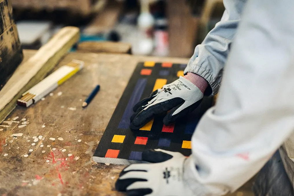 Dettaglio di un pannello in legno decorato a motivi geometrici colorati